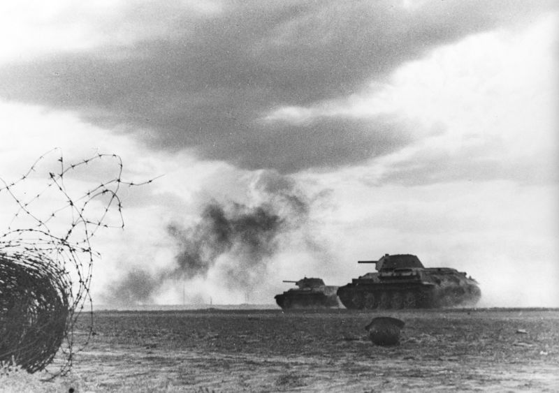 Советские танки Т-34 в атаке под Сталинградом. 1942