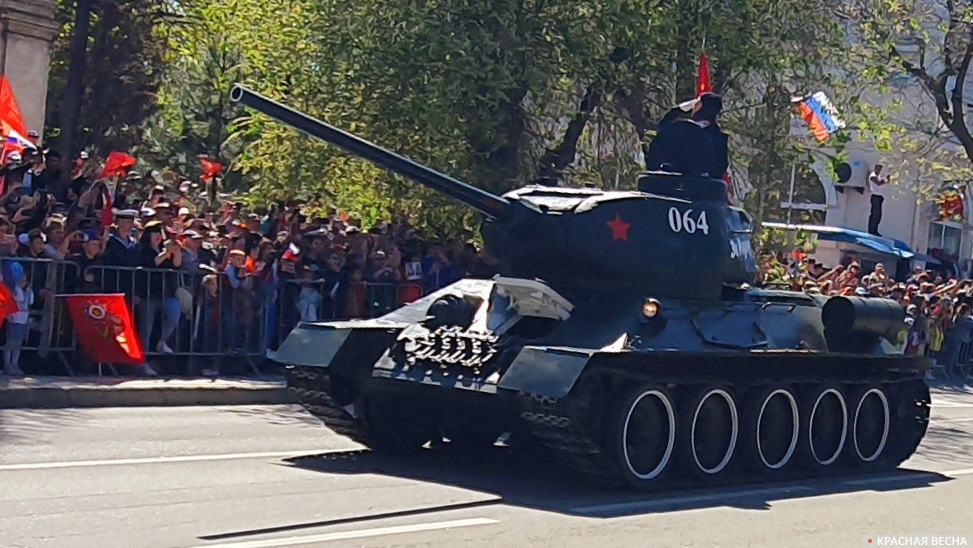 Колонна военной техники на Параде Победы в Севастополе 