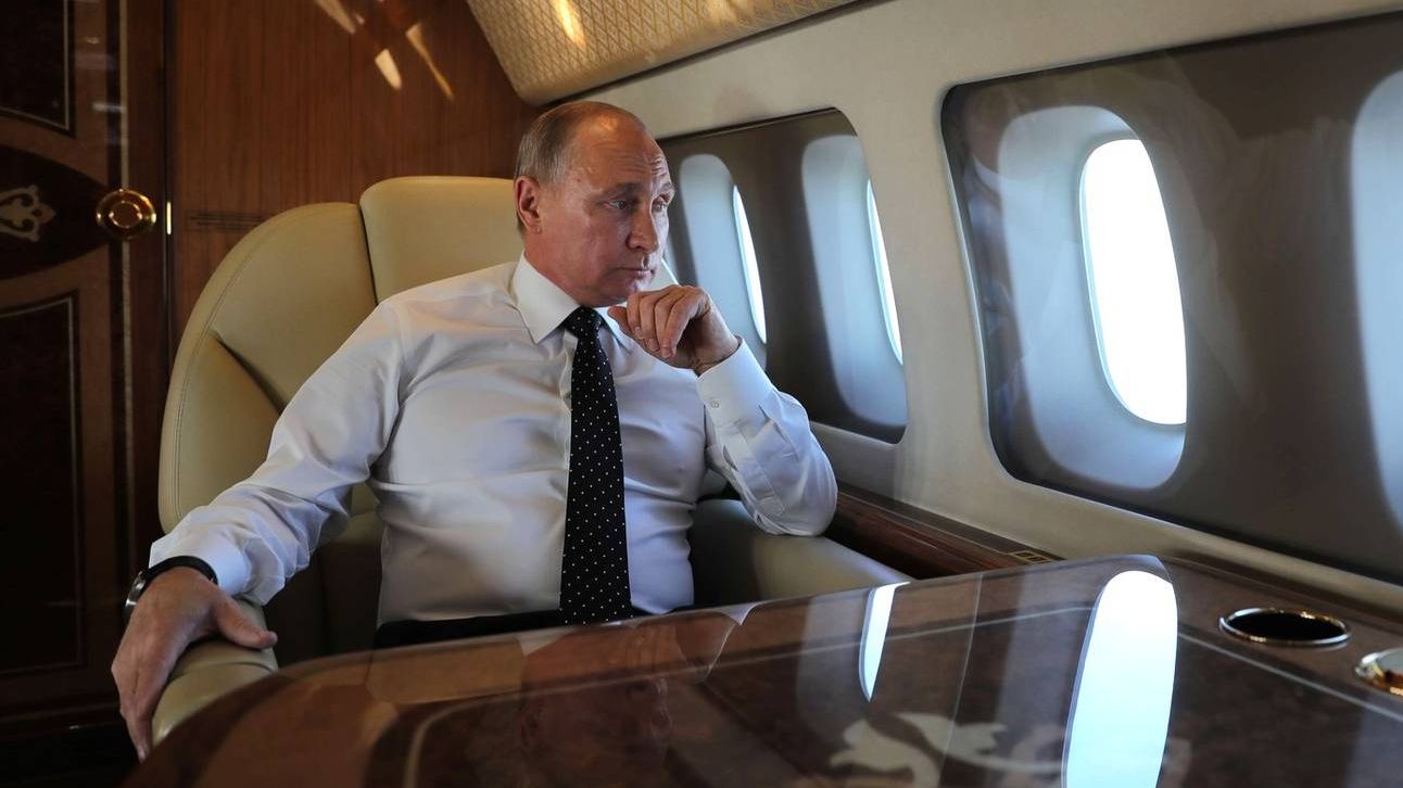 Владимир Путин в самолете