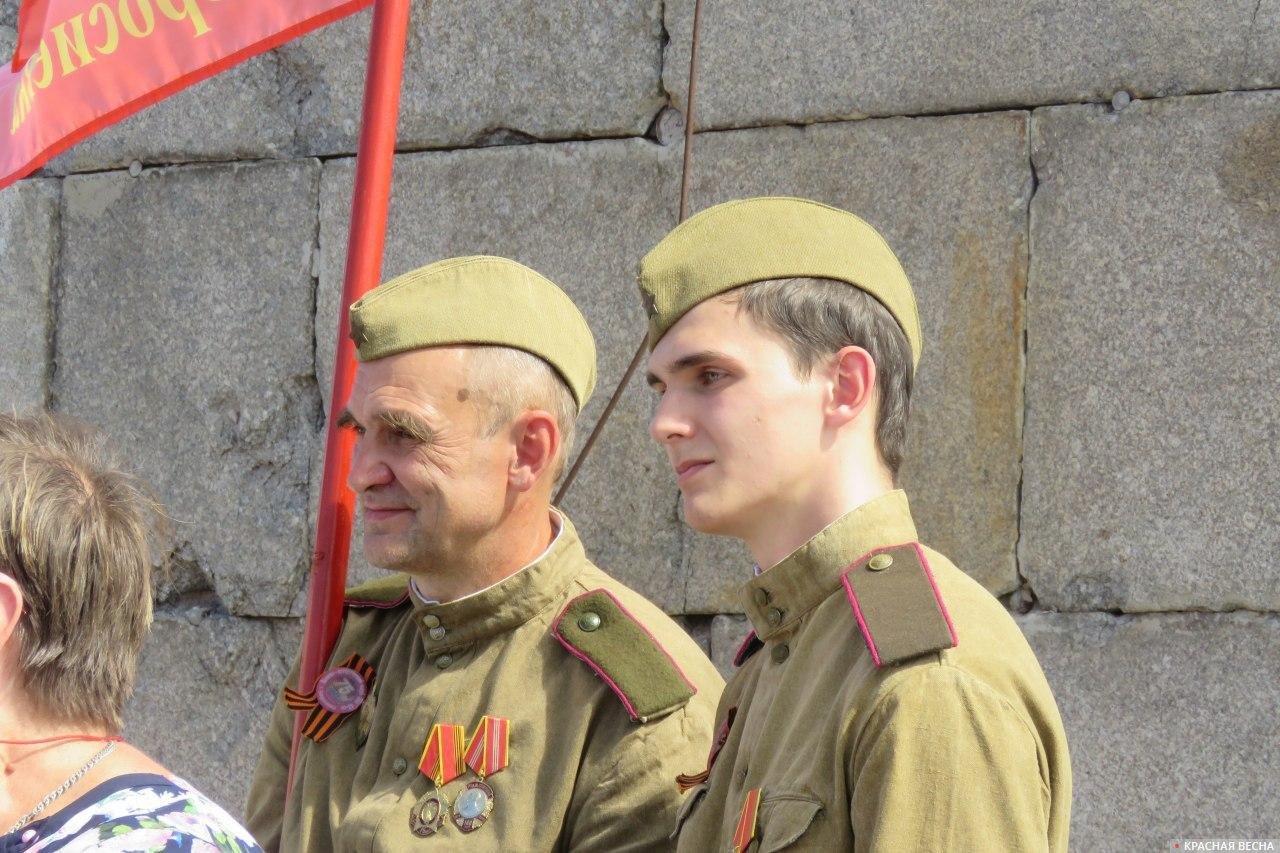Два бойца Красной Армии