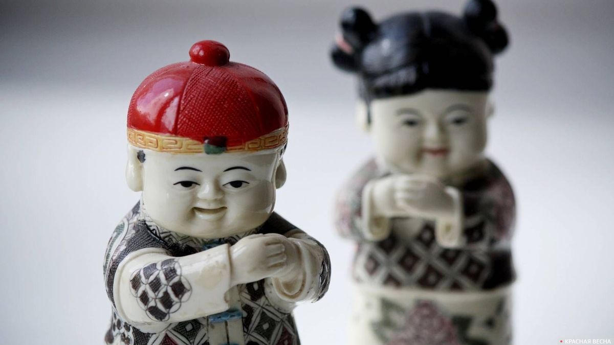 Китайские фигурки мужчины и женщины