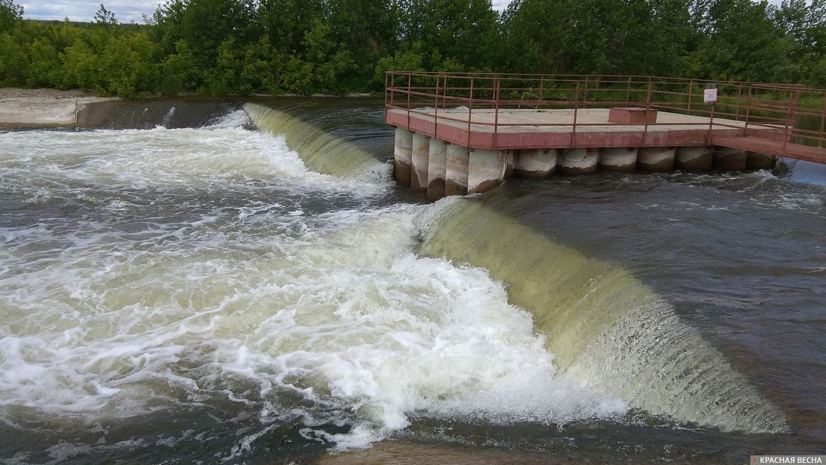 Плотина на небольшой реке
