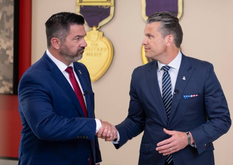 Пит Хегсет (справа) и Шон Парнелл