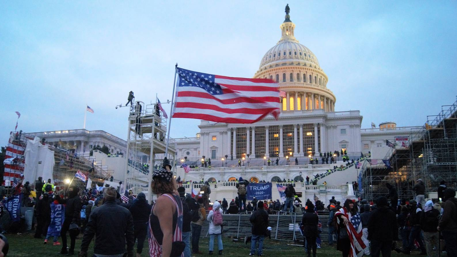 Толпа протестующих возле Капитолия США, 6 января 2021 года