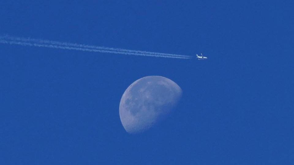 Самолёт и Луна