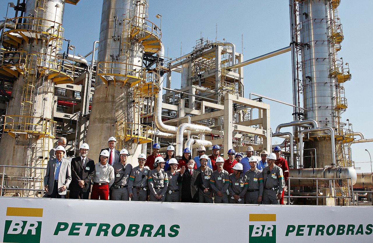 Работники нефтеперерабатывающего завода в Полине. Бразилия