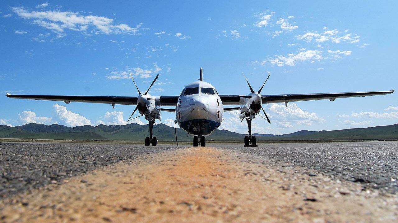 Самолет Fokker 50 на взлетной полосе