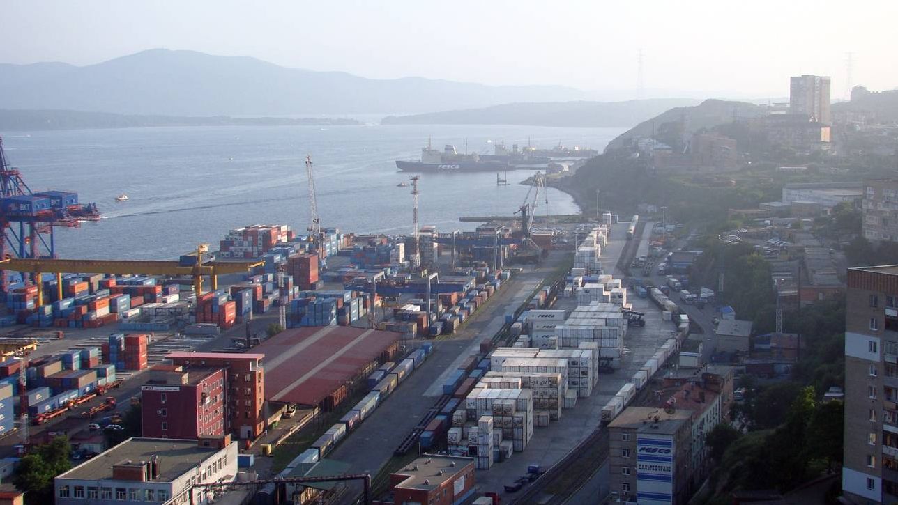 Морской порт во Владивостоке