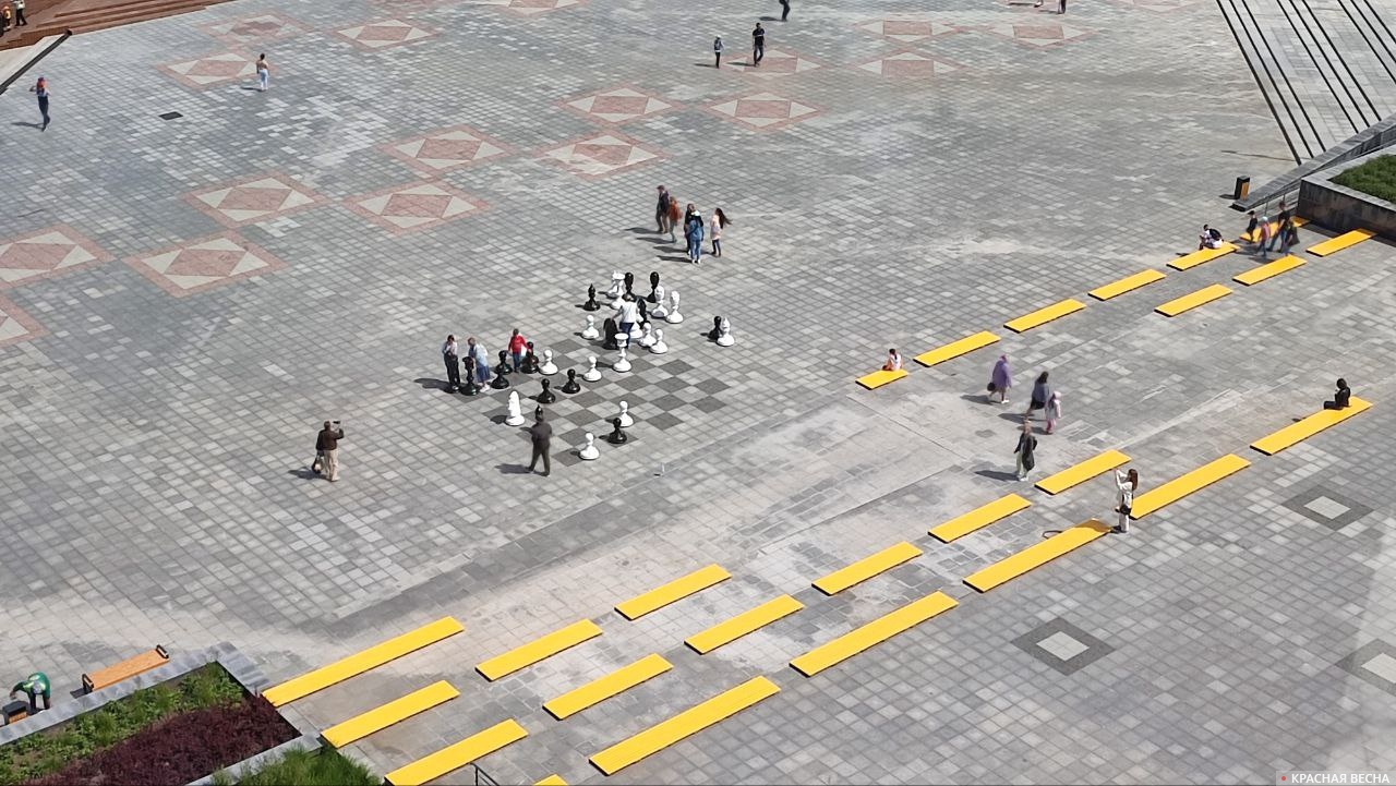 Игра в шахматы на улеце Чебоксар