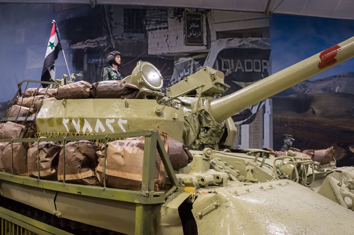 Танк Т-55 с самодельной защитой от кумулятивных боеприпасов