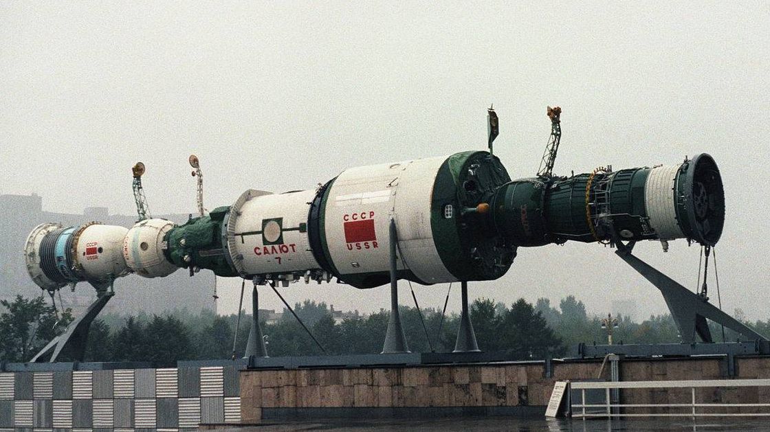 Модель «Салюта-7» с двумя космическими кораблями «Союз»
