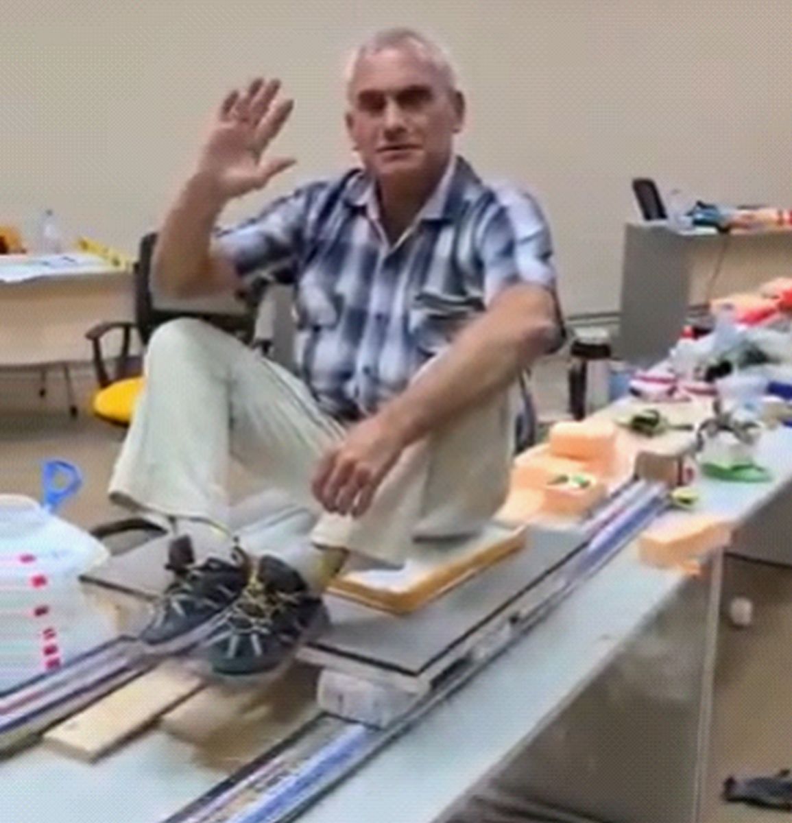 Юрий Алексеевич Терентьев демонстрирует подъемную силу макета сверхпроводящего МАГЛЕВ