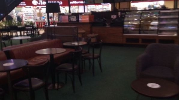 Опустевшая кофейня в ТЦ. Starbucks приостановил работу в России