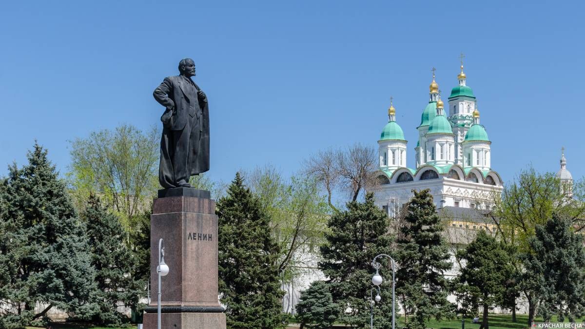 Памятник Ленину. Астрахань