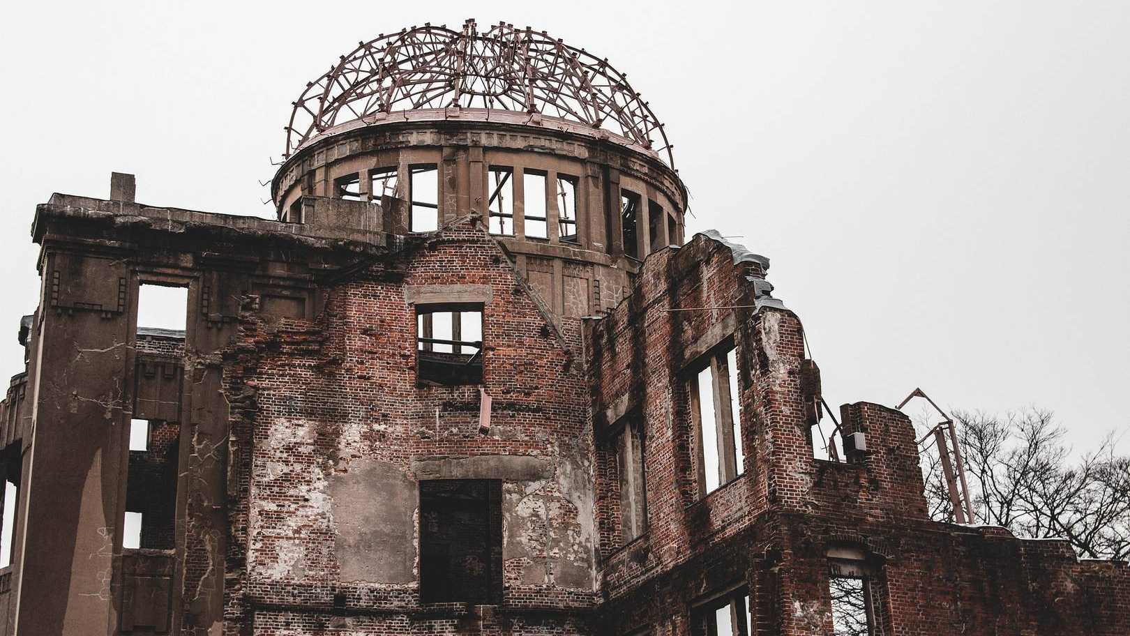 Уцелевшее здание после ядерной бомбандировки