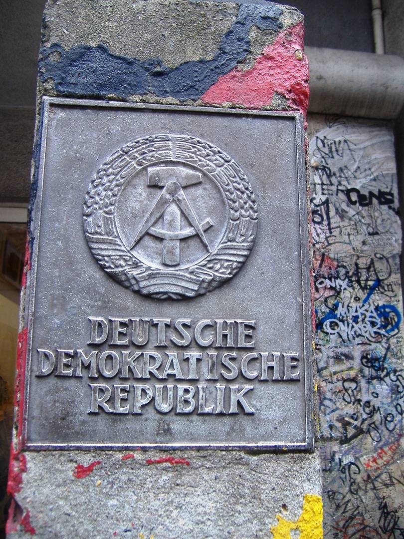 Герб Германской демократической республики