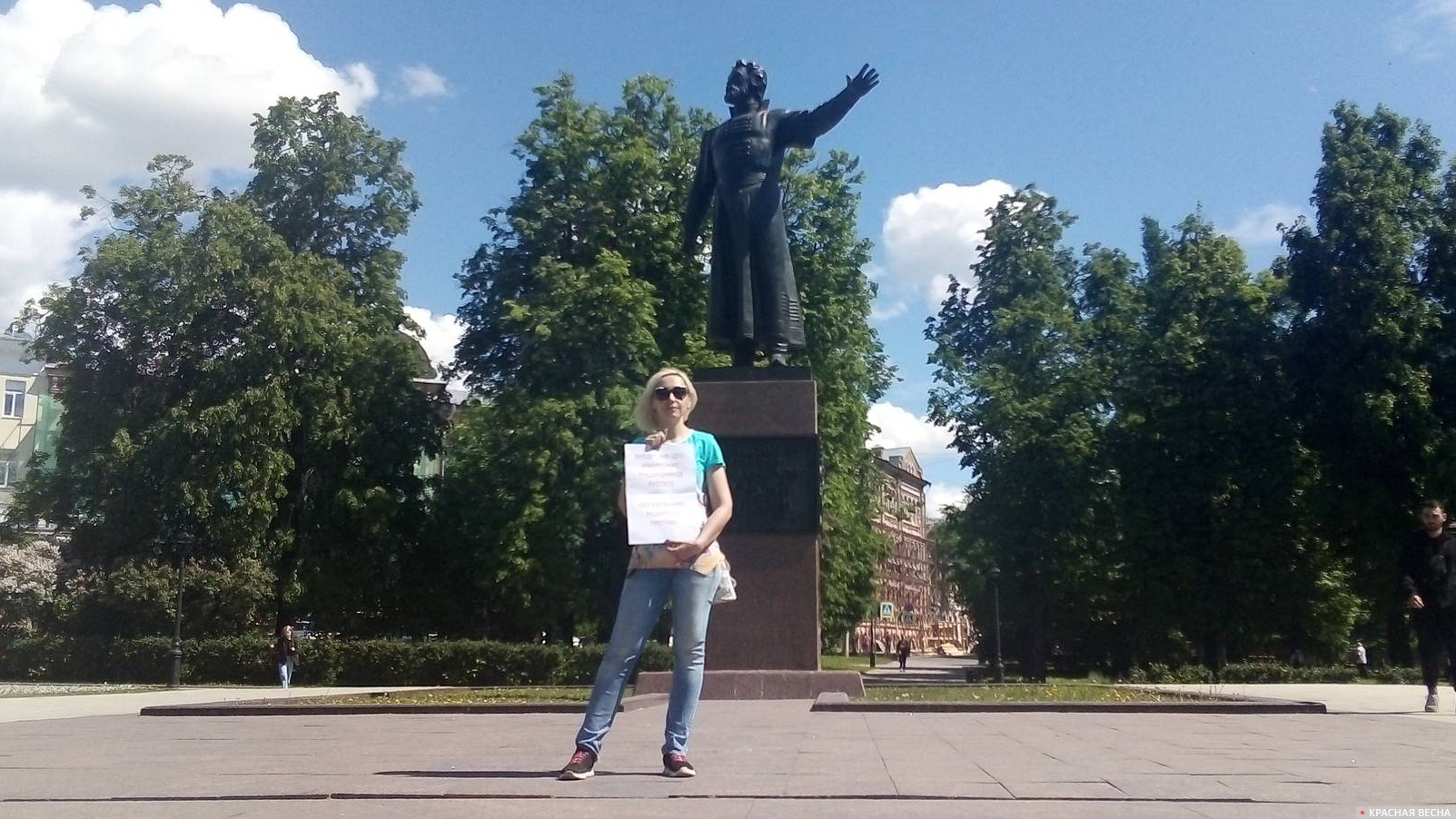 Пикет против ЦОС у памятника Минину