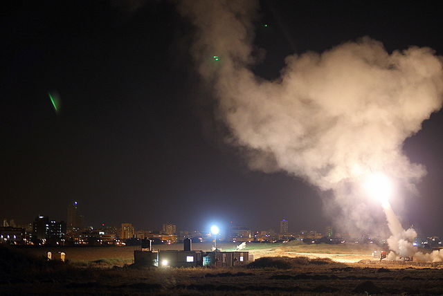 Система «Железный купол» сбивает ракеты из Газы