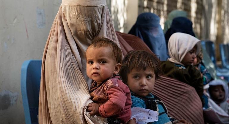 Женщина с детьми в Афганистане