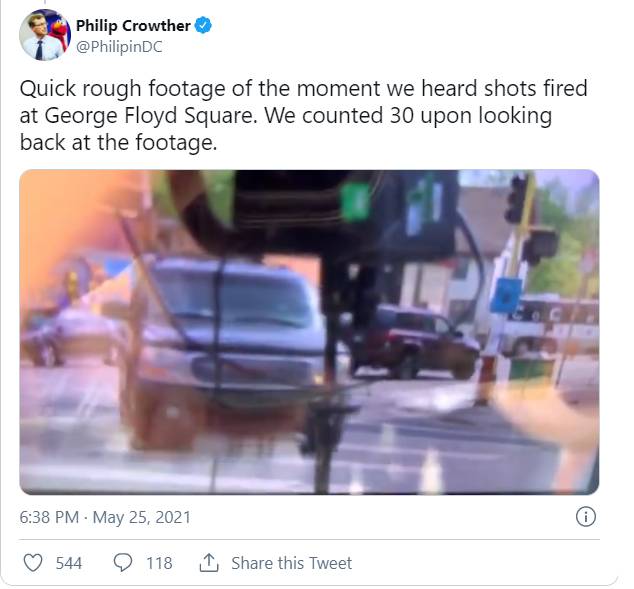 Скриншот с официальной страницы пользователя Philip Crowther в соцсети Twitter от 25 мая с кадром видео с перекрестка, где слышна перестрелка
