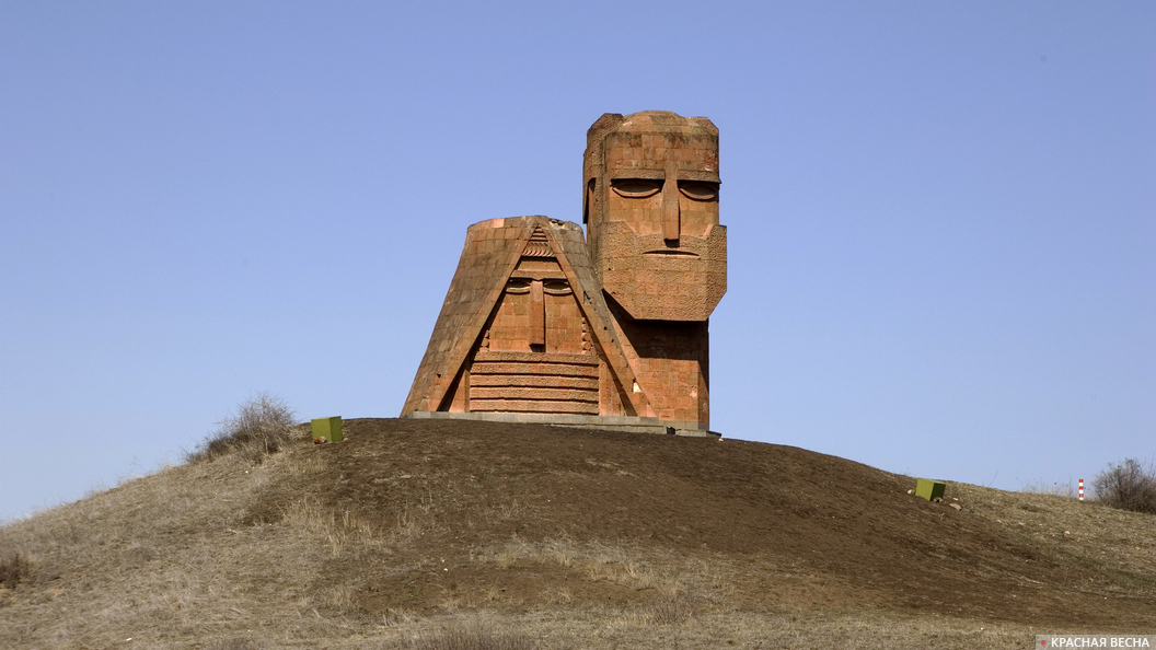 Монумент «Мы — наши горы» при въезде в Степанакерт
