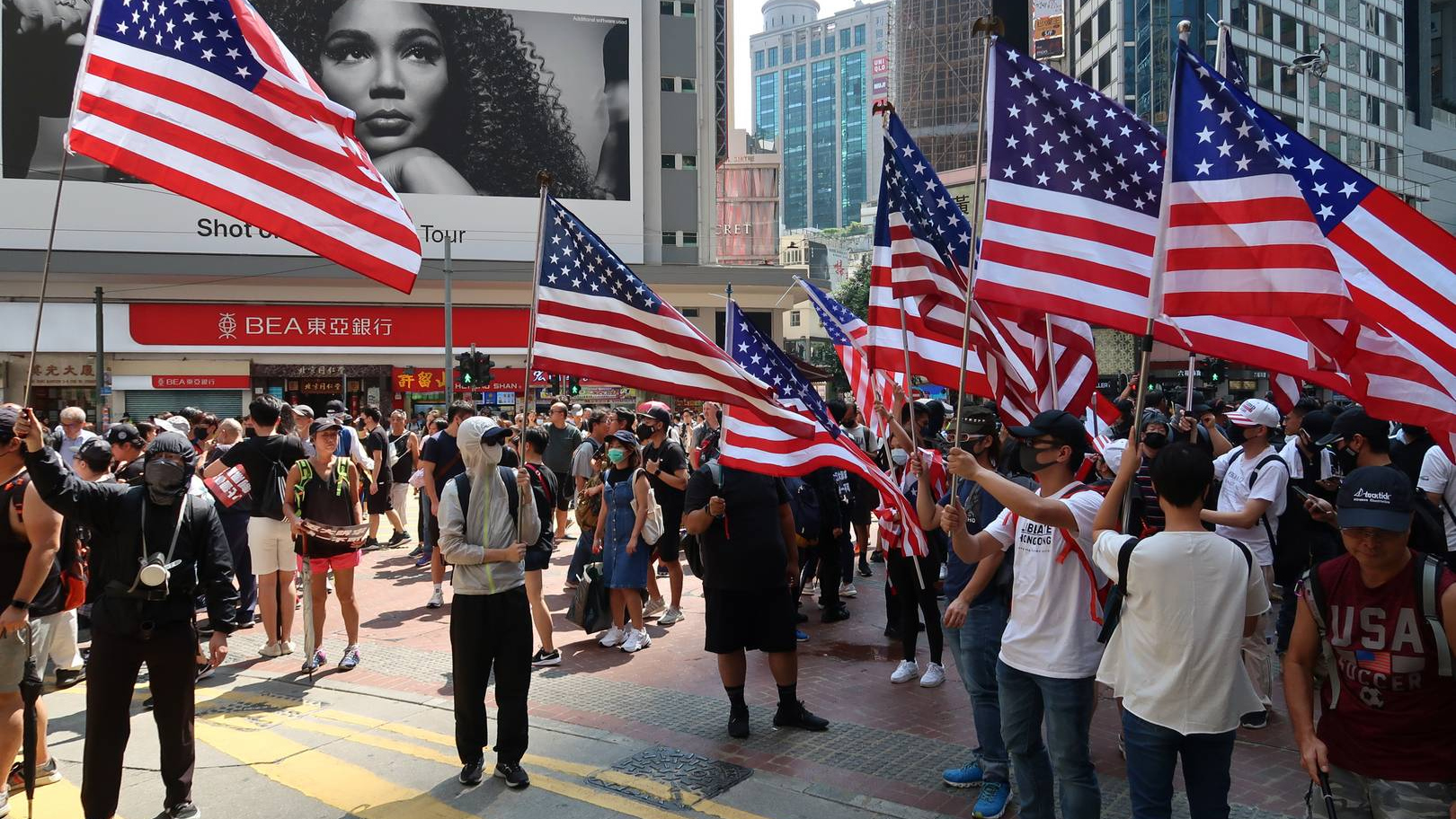 Флаги США на протестах в Гонконге