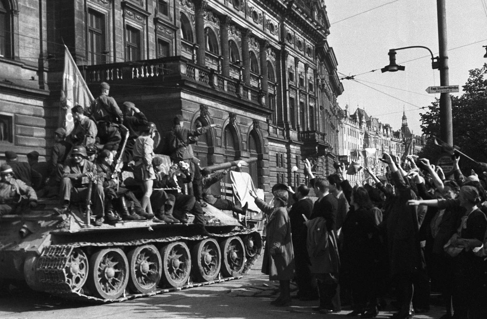 Жители освобожденной Праги приветствуют советских солдат. 9 мая 1945 г.