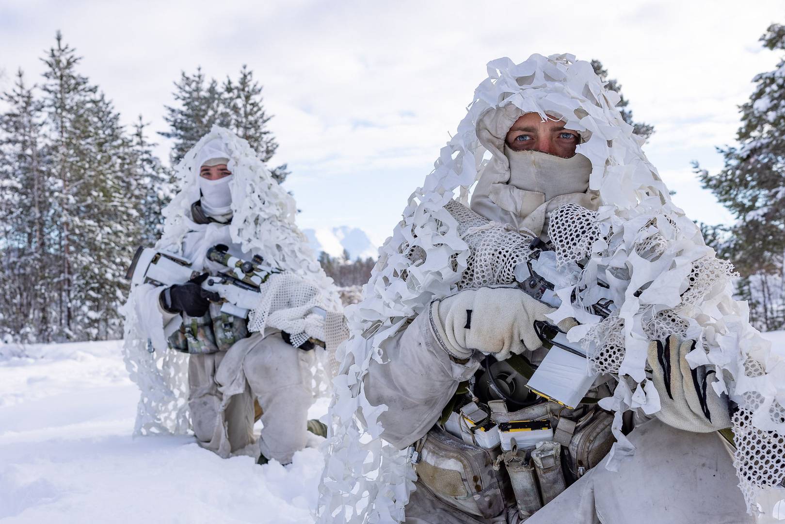 Снайперы 2-го батальона парашютно-десантного полка передвигаются по открытой местности во время учений Joint Viking (6-16 марта 2023 года)