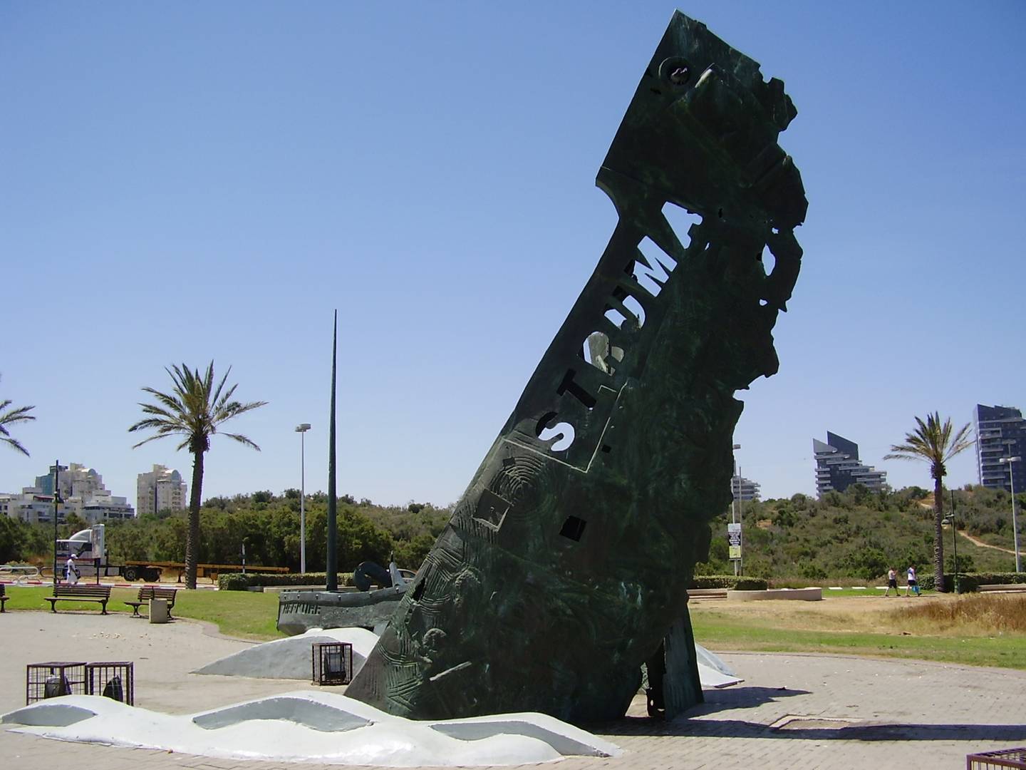 Памятник  погибшим на судне STRUMA . Ашдод. Израиль