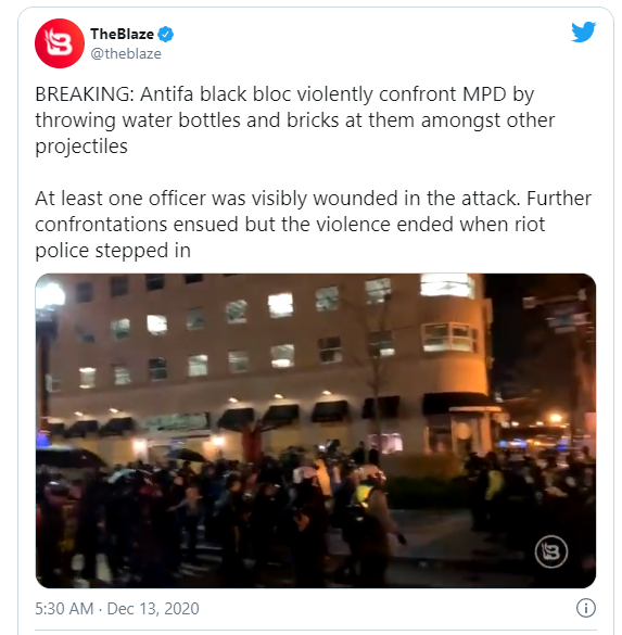 Скриншот записи со страницы TheBlaze в соцсети Twitter с видео, где в полицейских летят бутылки и кирпичи.