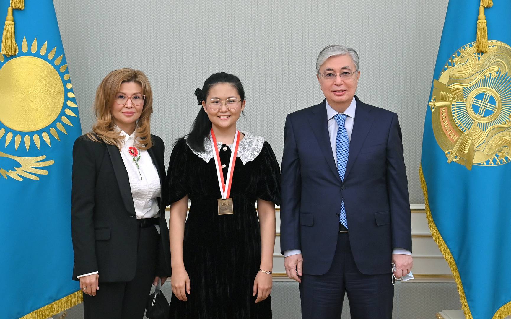 Гроссмейстер Бибисара Асаубаева и президент Казахстана Касым-Жомарт Токаев