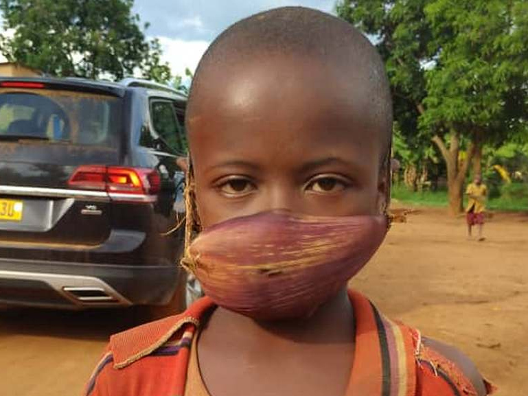 Ребенок в маске из листьев. Руанда