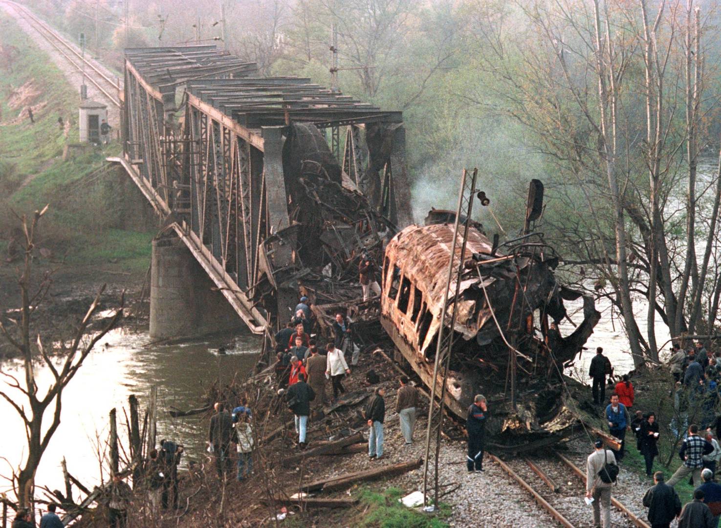 Разбомбленный НАТО пассажирский поезд. Югославия. 12 апреля 1999