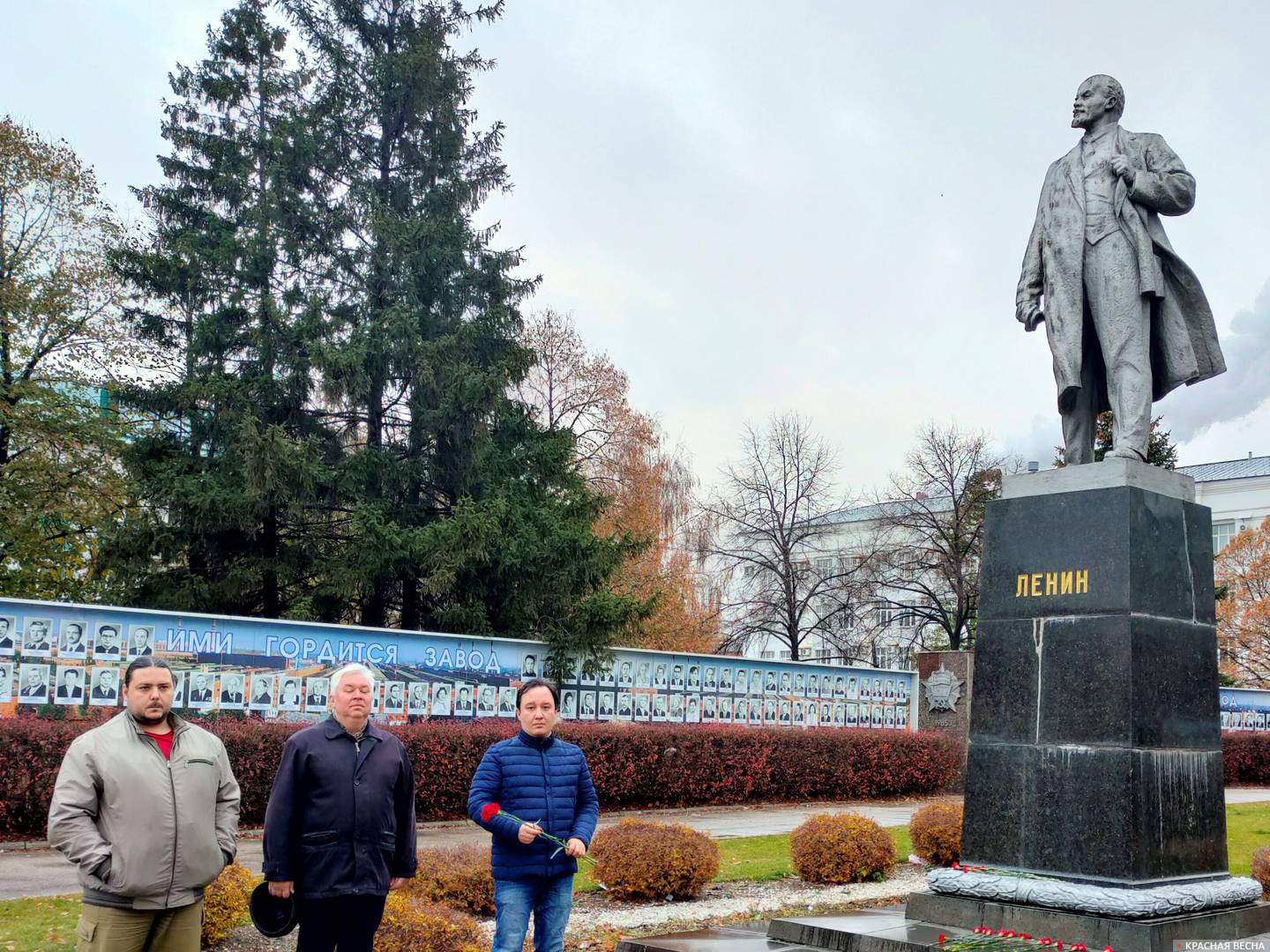 Памятник Ленину у Самарского металлургического завода