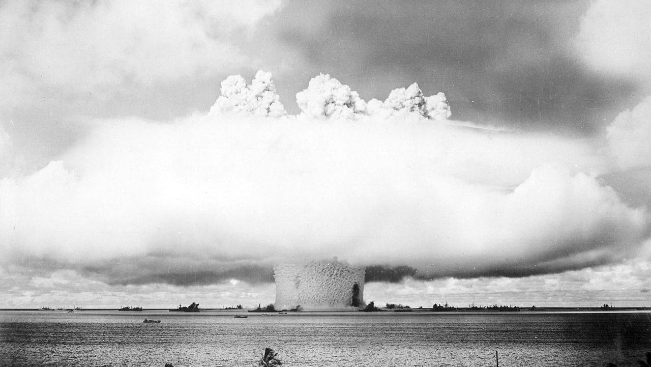 Атомное облако во время ядерного испытания «Бейкер» на атолле Бикини