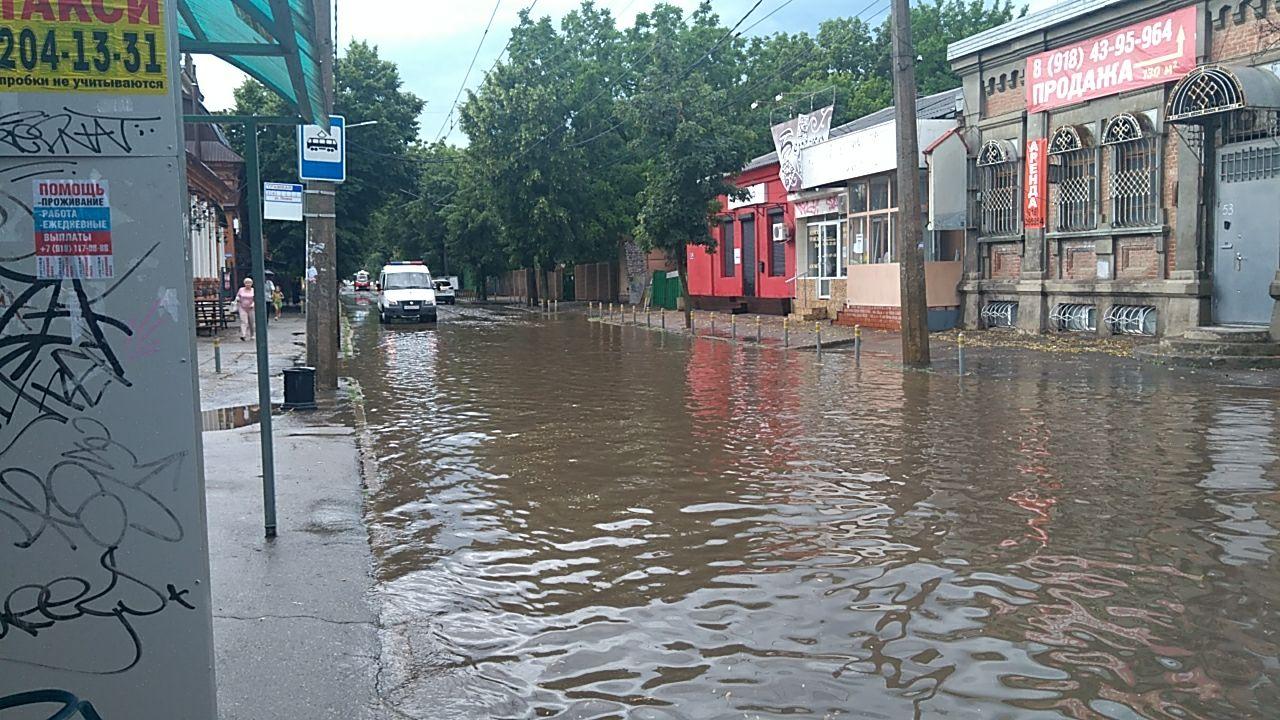 Из-за залпового ливня в Краснодаре остановился транспорт — фото | ИА  Красная Весна