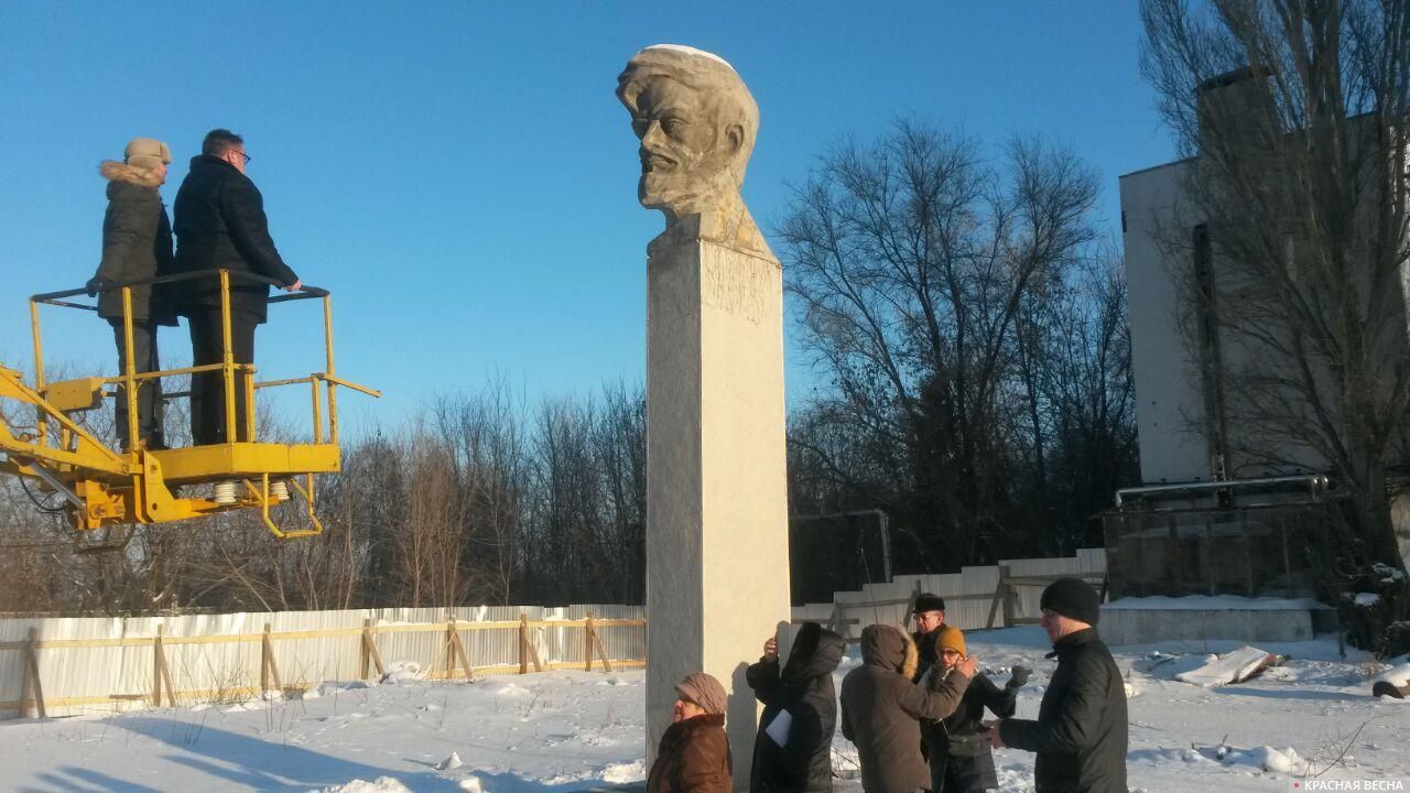 Рабочая группа обследует памятник Масленникову в Самаре