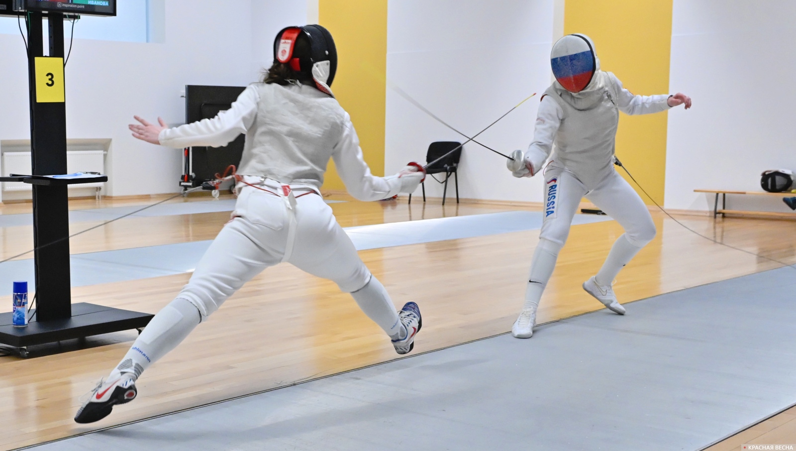 Соревнование по фехтованию. Женщины. Рапира (архивная фотография)