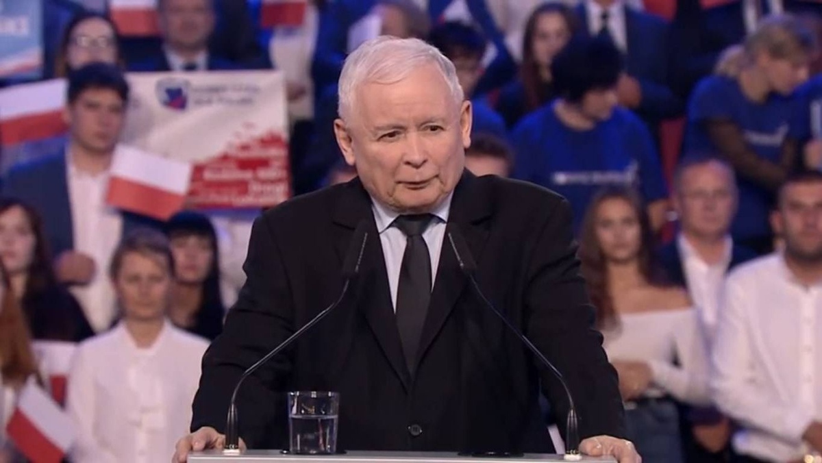 Ярослав Качиньский выступает перед сторонниками на съезде партии