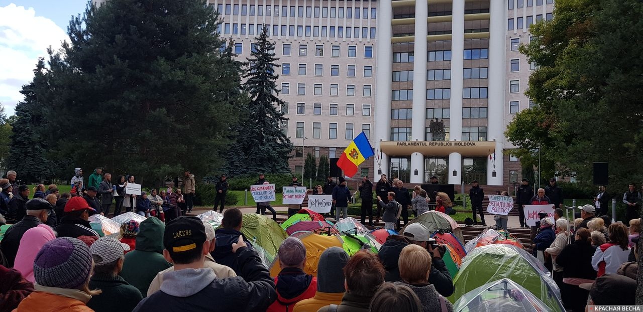 Протест у здания парламента Молдавии