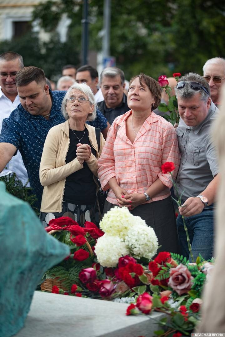 Возложение цветов у памятника Фиделю Кастро в Москве в честь 97-й годовщины его дня рождения