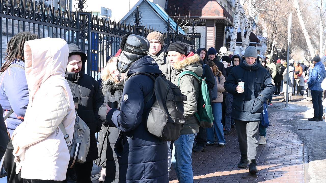 Очередь гражан России в Астане возле посольства РФ, желающих проголосовать