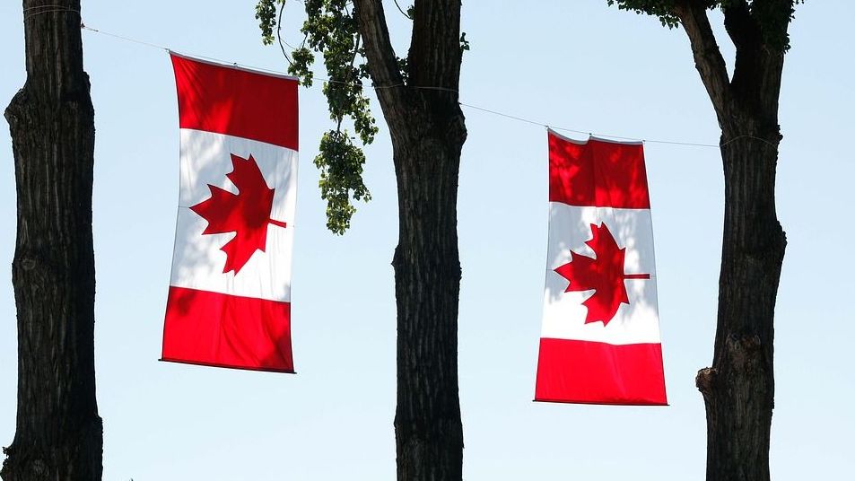 Канадские флаги поникли