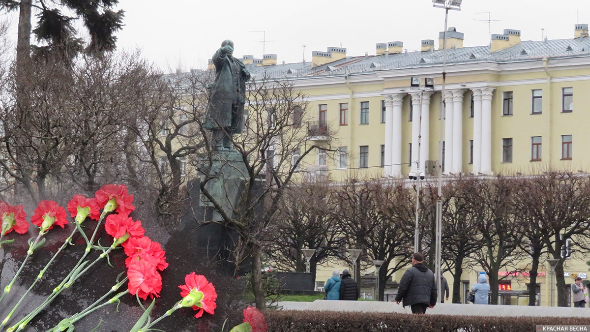 Памятник Ленину перед Финляндским вокзалом в Санкт-Петербурге. 07.11.2022