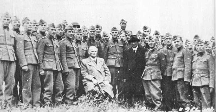 Михаил Омельянович-Павленко со старшинами 14-й дивизии СС 