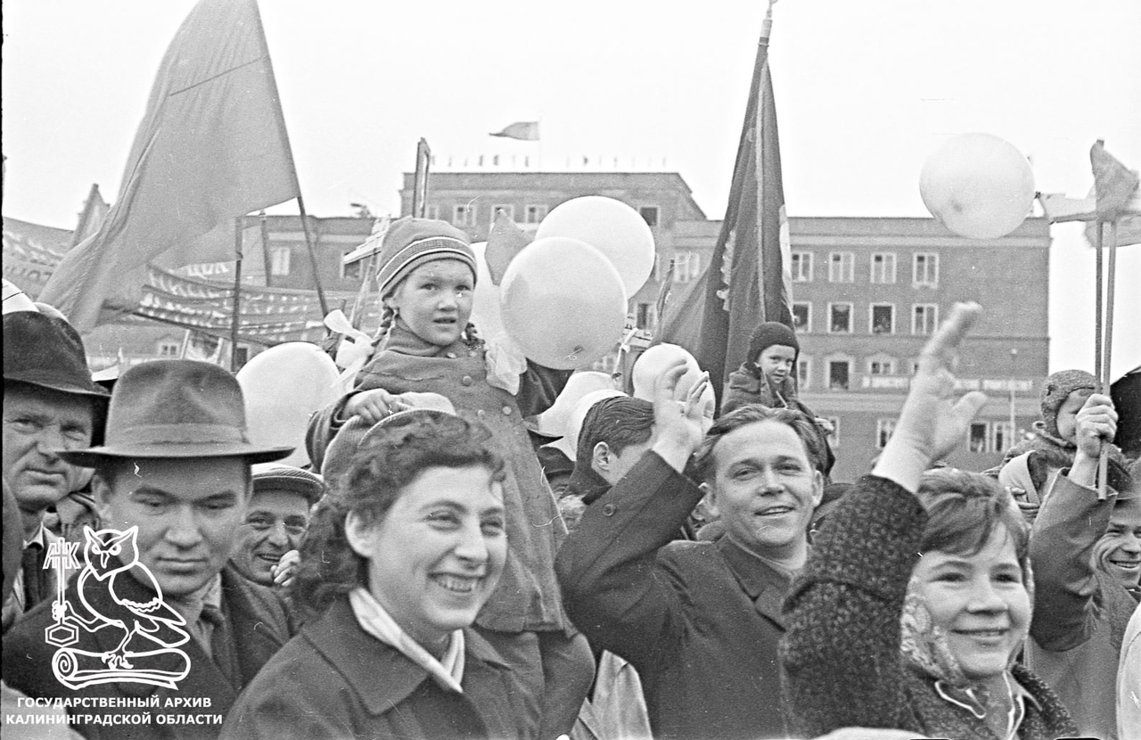 Первомайское шествие в Калининграде. Архивная фотография