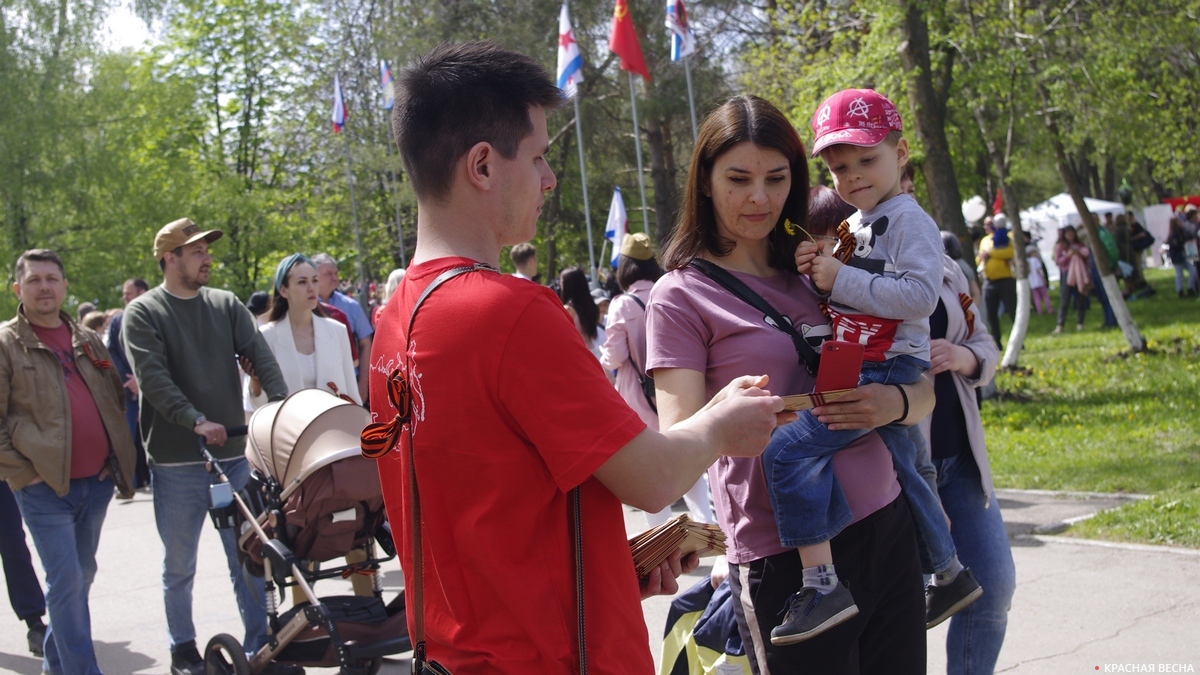 Акция «Письма с фронта» в парке Победы. Тольятти. 9 мая 2022 г.