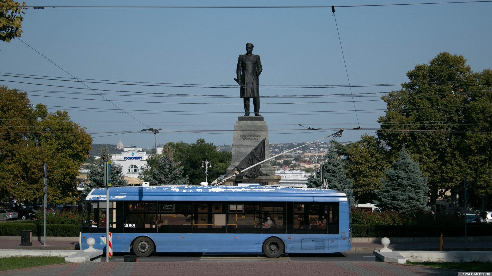 Троллейбус на площади Нахимова. Севастополь, Крым