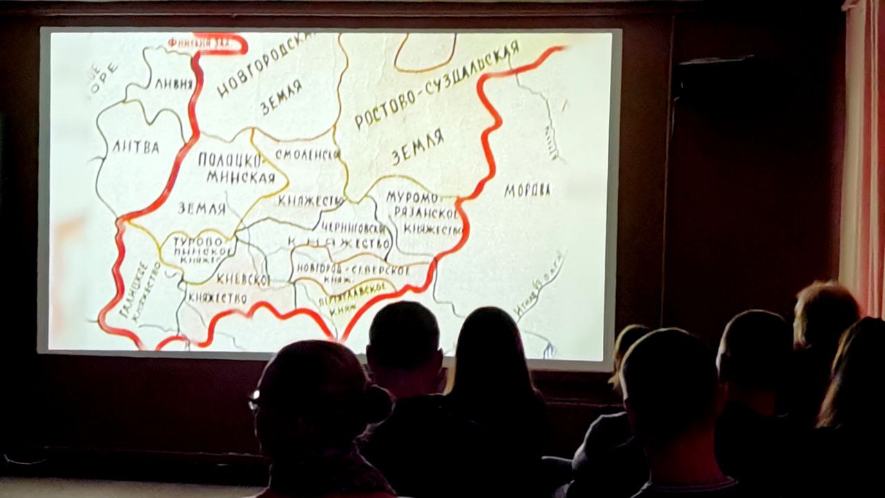 Петербуржцы смотрят фильм «Украинство как проект ликвидации России»