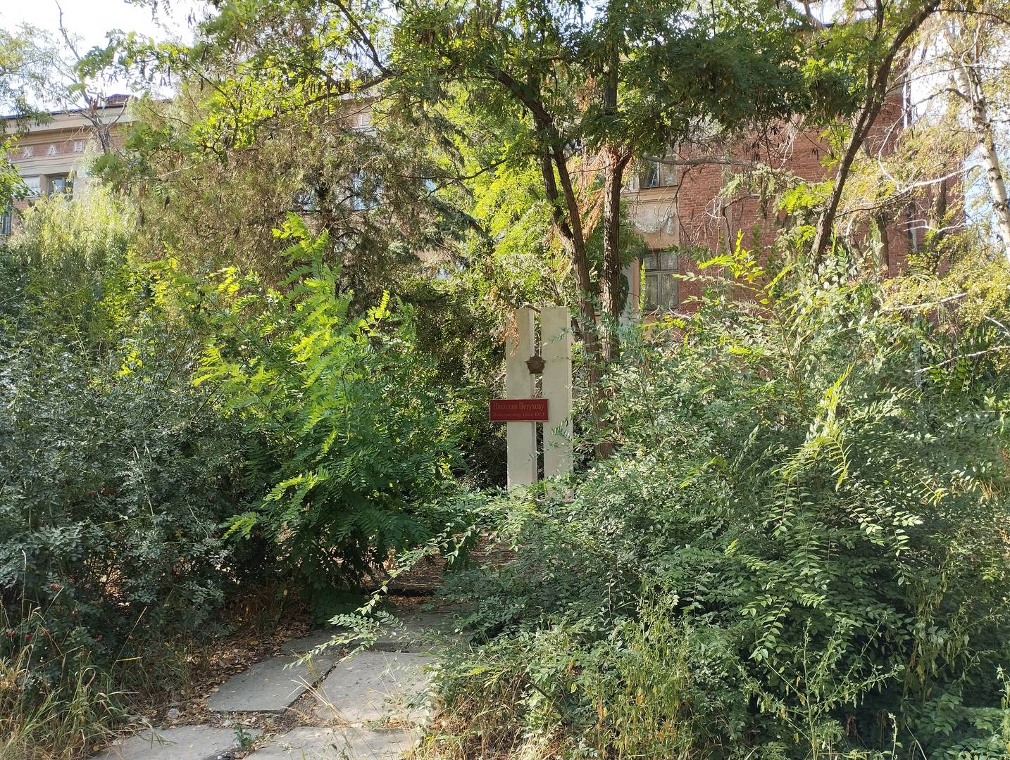 Памятник комсомольцу Николаю Петухову — разведчику 138-й дивизии Людникова